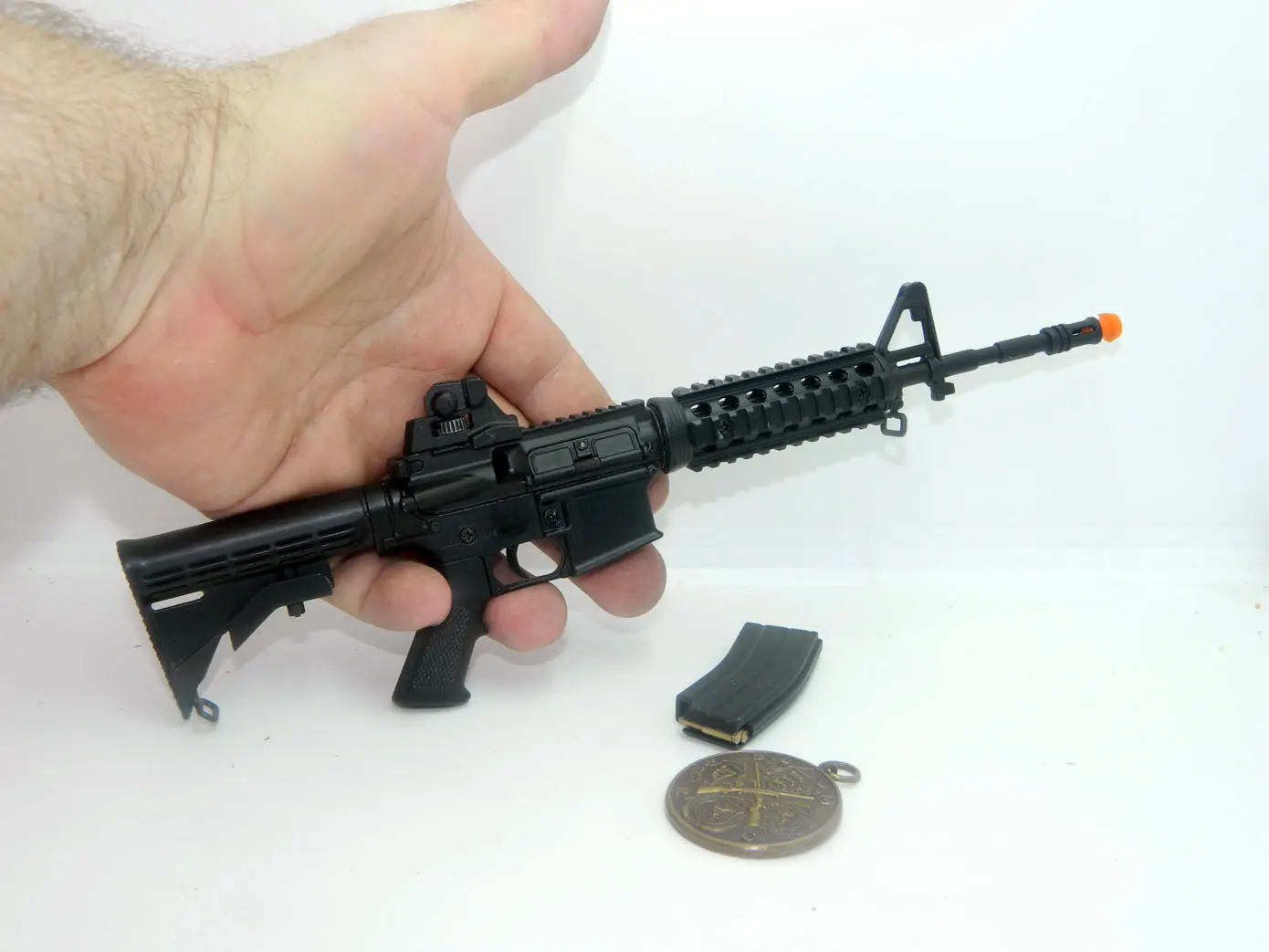 Miniature Colt M4 scale 1:4 American assault toy gun PUBG CHILDREN
