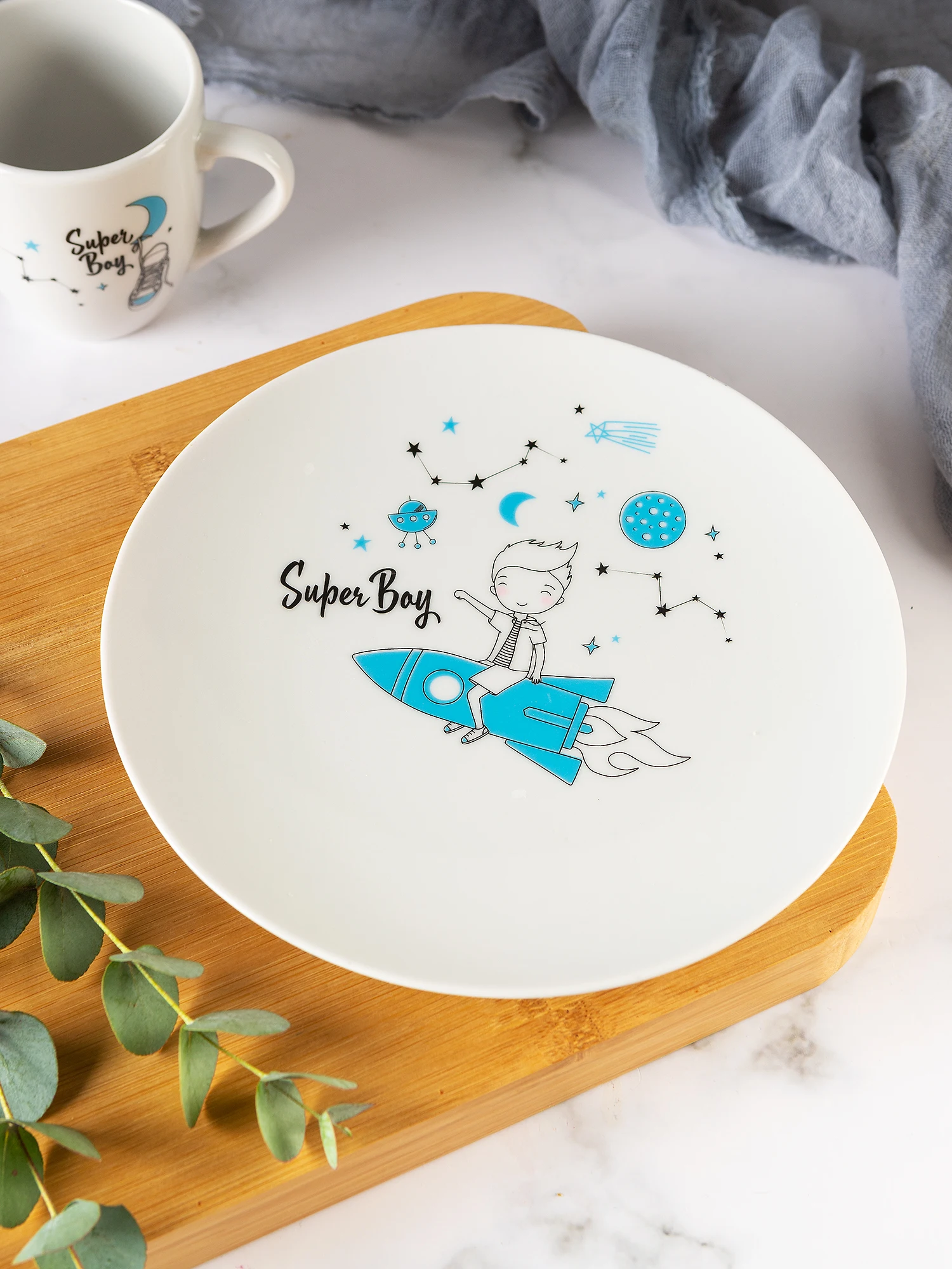 Сын посуда. Посуда с лицом в тарелке и ухом в чашке. Ребенок помогает маме. Посуда из солянки озон. Family stories посуда.