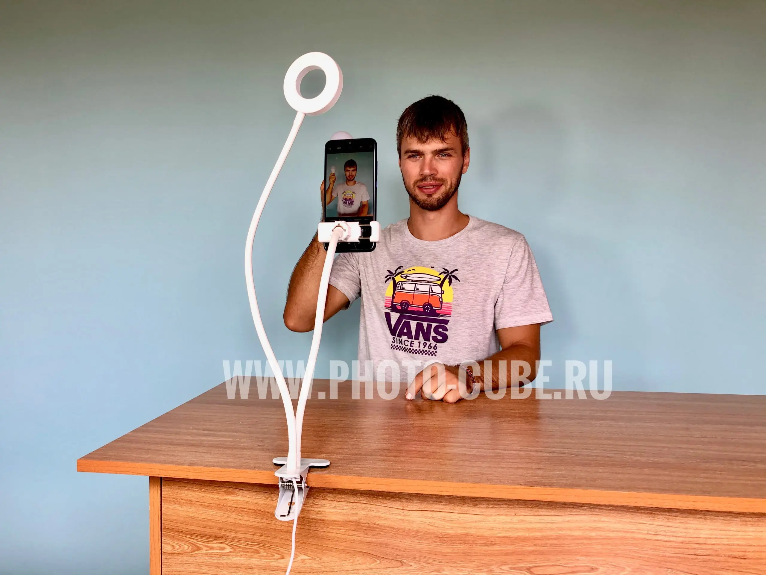 Штатив для телефона с кольцевой лампой. Для съемки видео над столом