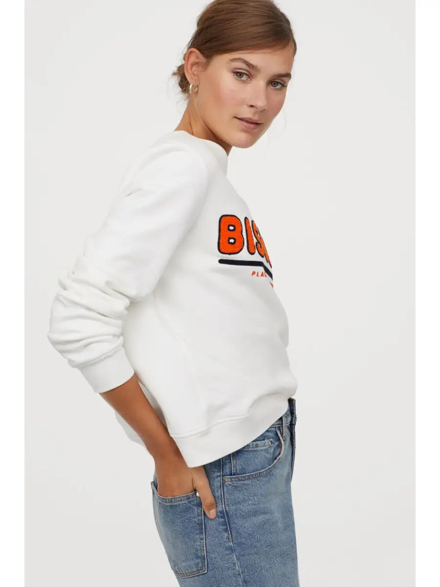 Белая женская толстовка Мягкая тканевая с рисунком спереди и на низких плечах