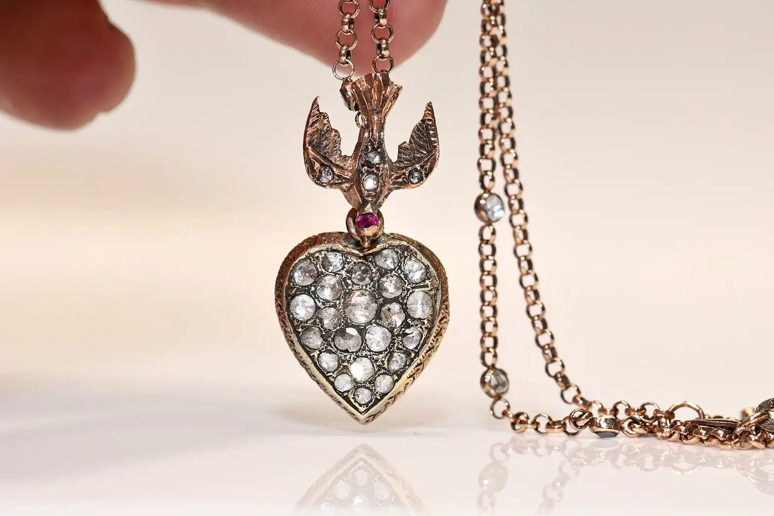

Vintage Original 8k Gold Natural Diamond And Rose Cut Diamond Decorated Pretty Heart Style Necklace