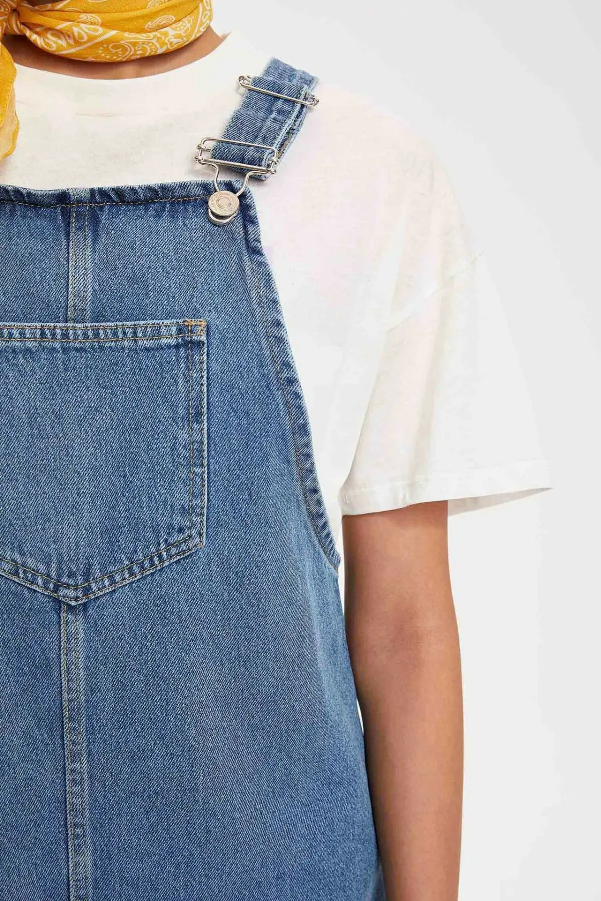 Женское джинсовое платье DeFacto повседневное короткое на бретельках с карманами