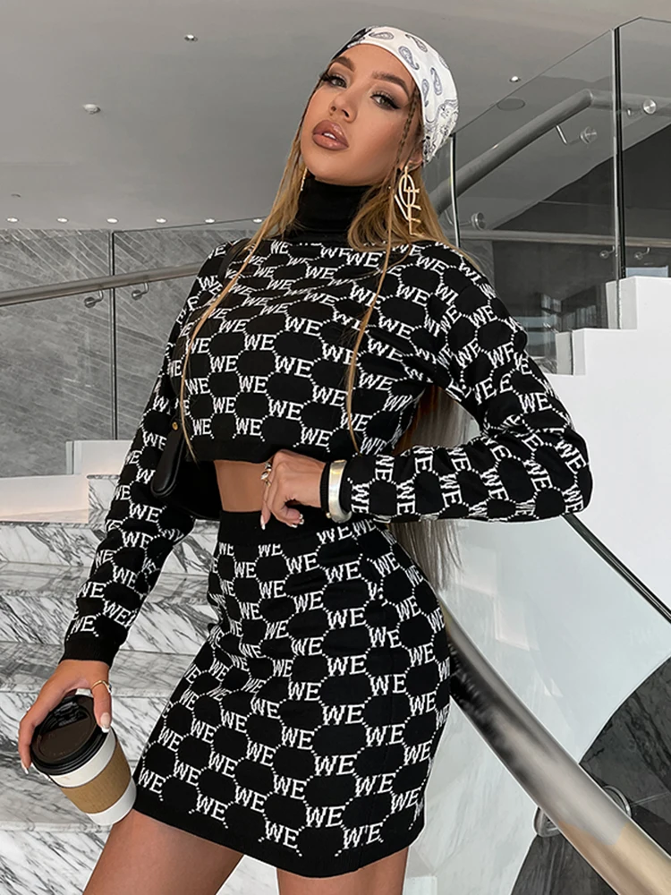 Женское трикотажное платье с высоким воротником и юбкой |