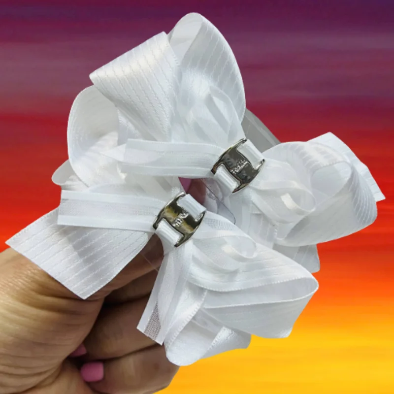 Банты для волос девочек белые Цена за 2 штуки банты на резинке. |