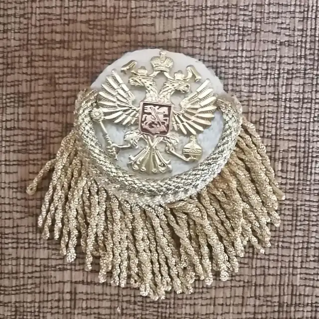 брошь чужой. брошь эполет. брошь черно белая. эполеты макраме. брошь из бисера черная.