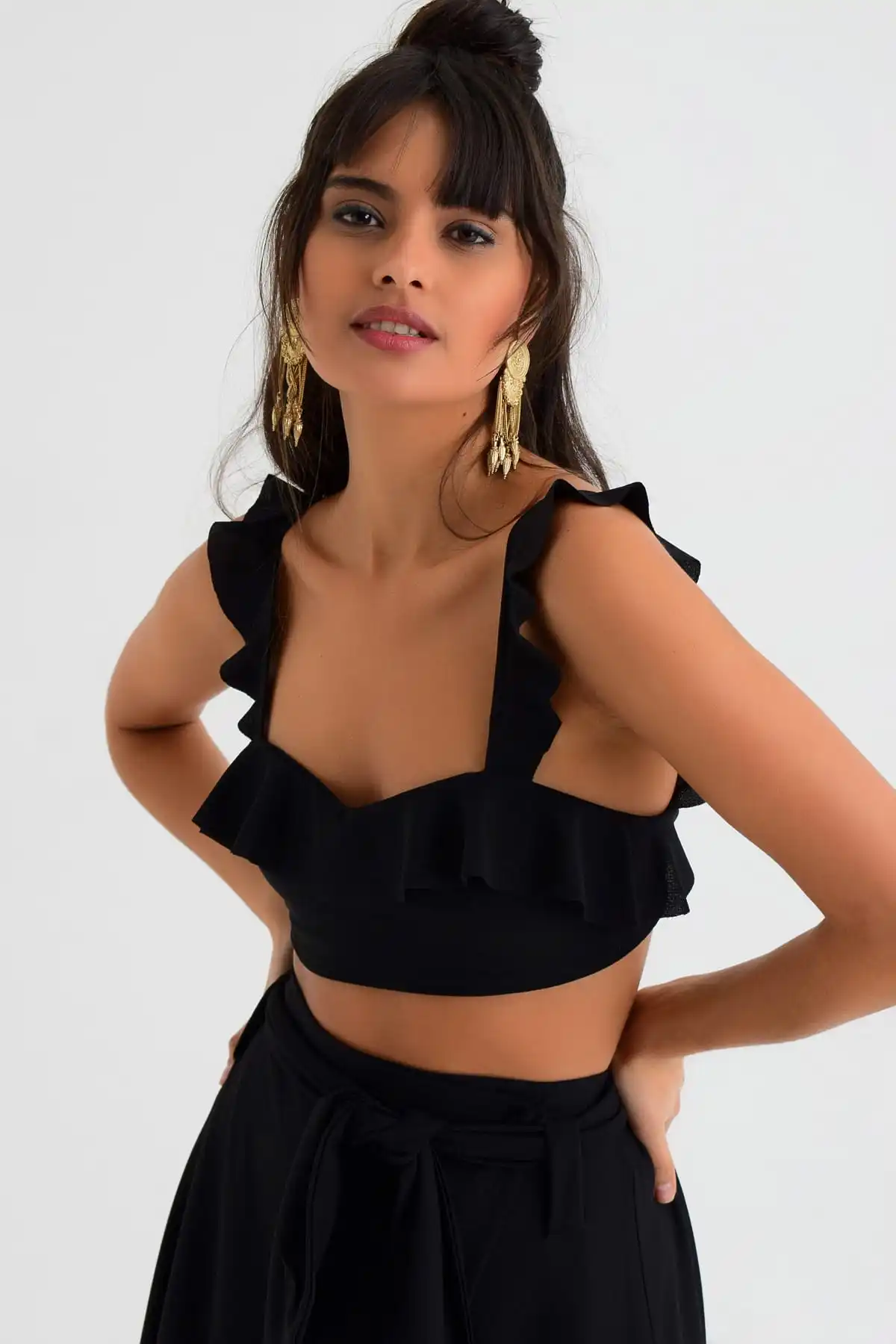 Крутая и сексуальная женская черная боковая ластовица с воланами бюстье