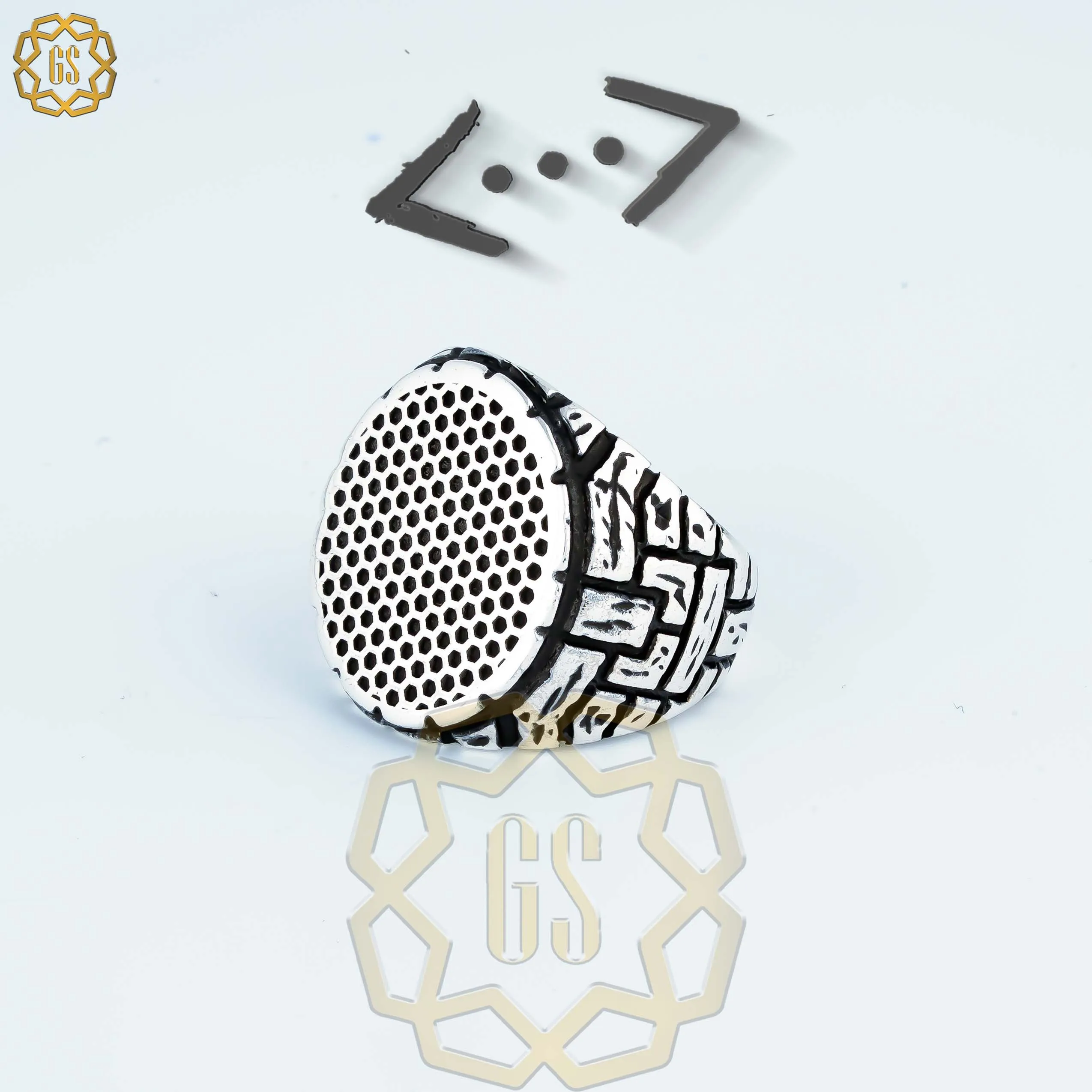

Sterling silver men's ring 925 made in Turkey with the ukur logo.. High quality guaranteed