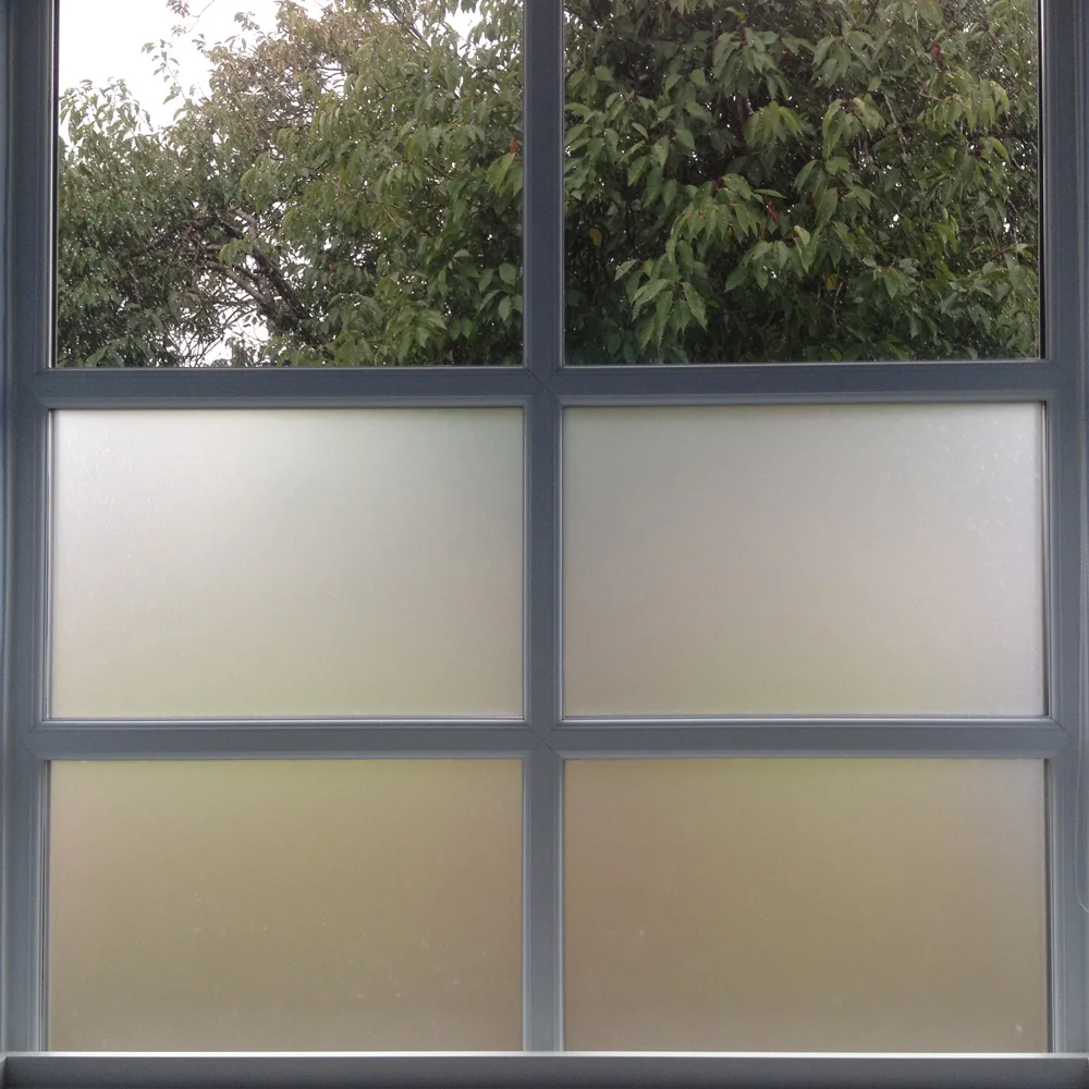 матовая оконная пленка. непрозрачная пленка на окна. непрозрачное стекло для окон. матовая тонировочная пленка для окон. плёнка на окна декоративная.