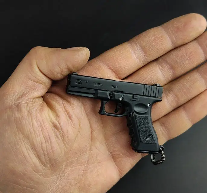 Брелок Glock G17 масштаб 1:3 черный пистолет PUBG детский игрушечный | Украшения и