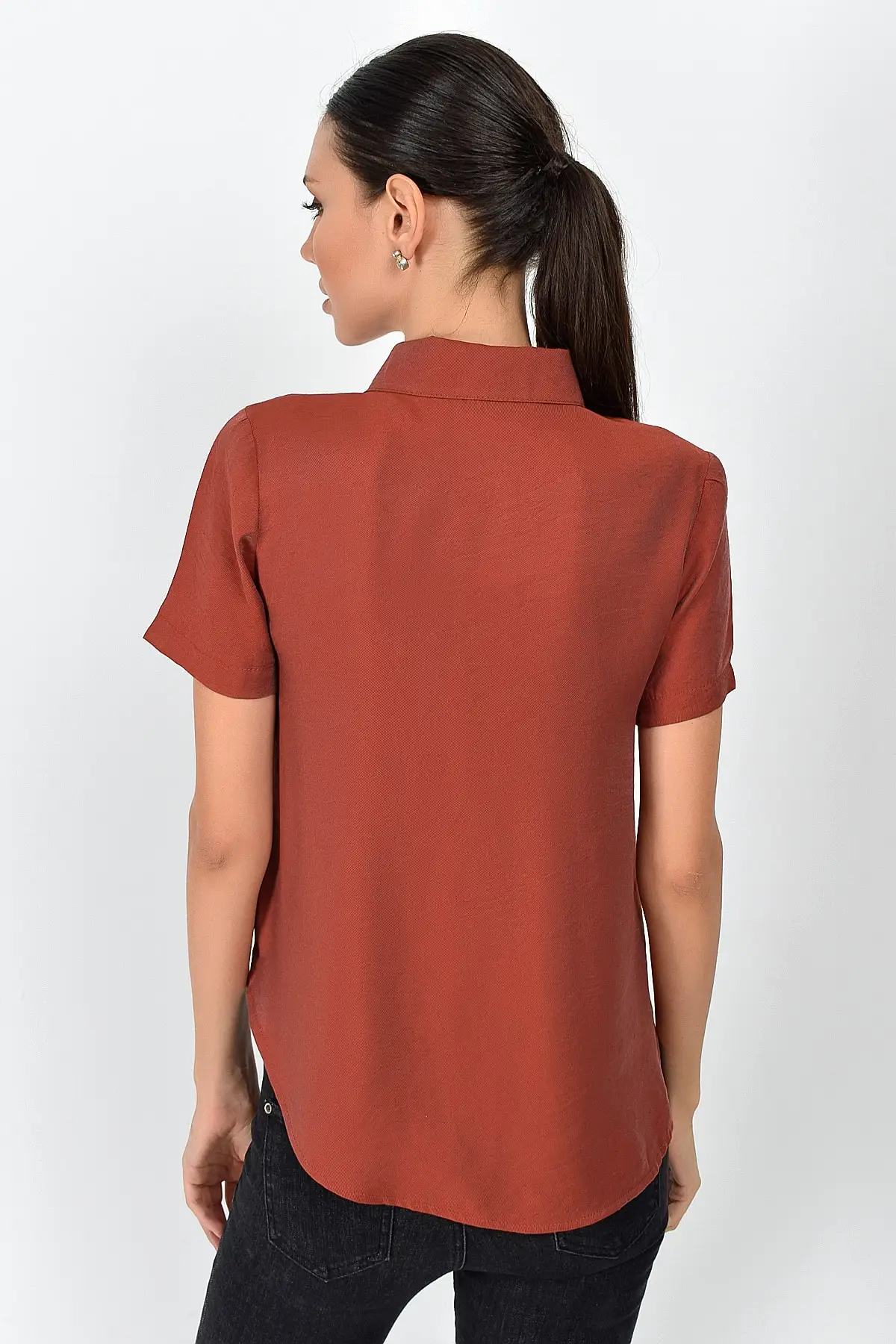 Хлопковая женская рубашка с коротким рукавом и воротником в подвальном стиле
