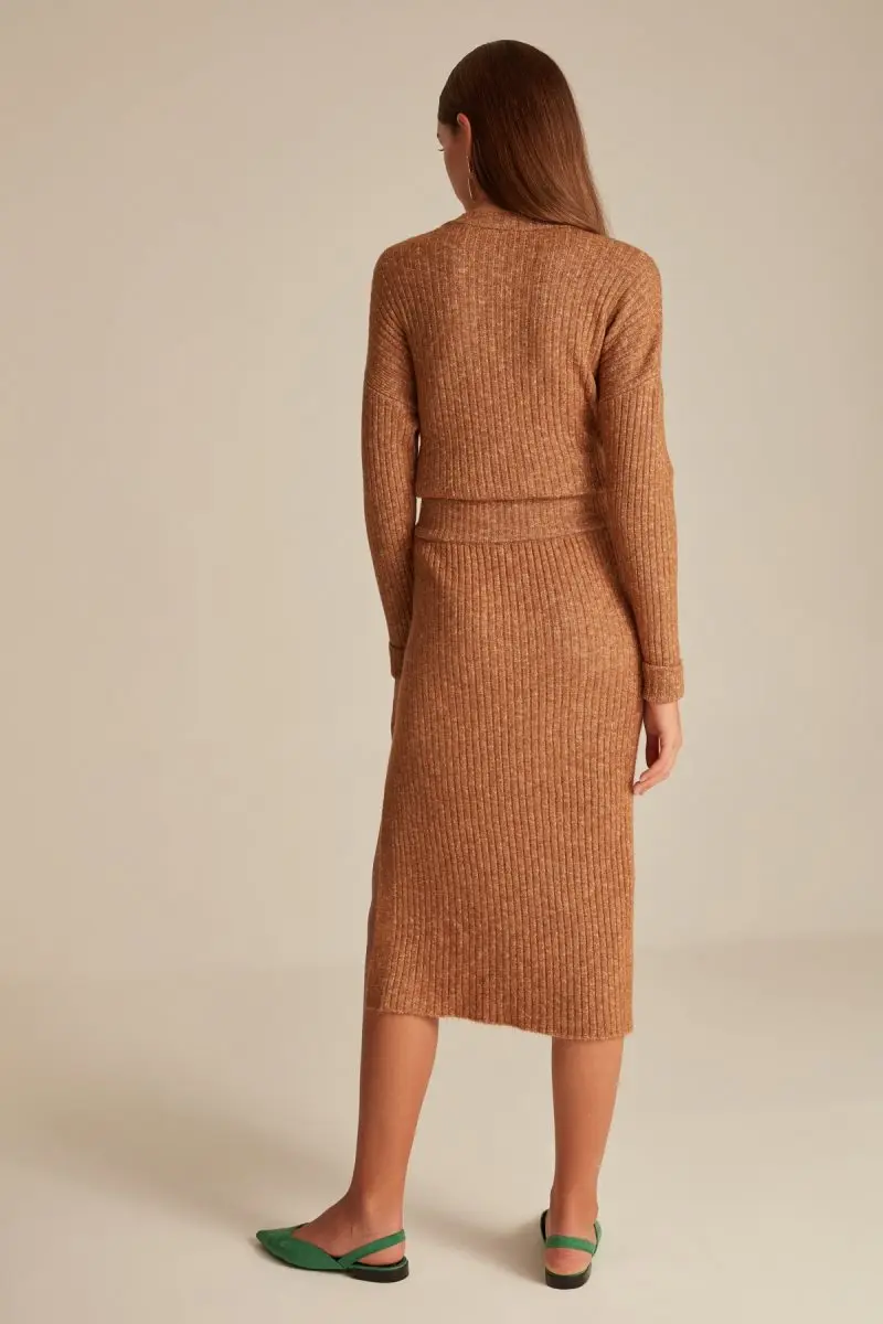 Женский коричневый джемпер с круглым вырезом и разрезом пуговицами Joinus| |