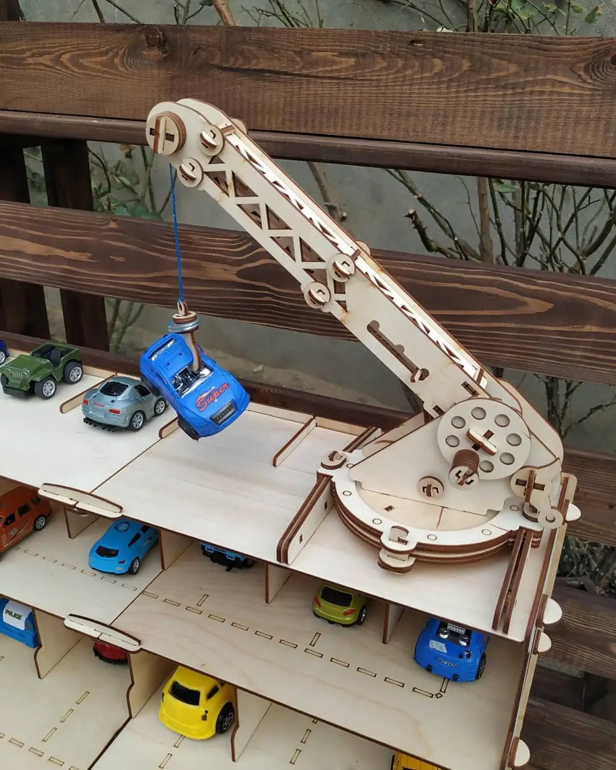 Трехуровневая Автостоянка из фанеры с лифтом посадочной площадкой для вертолета