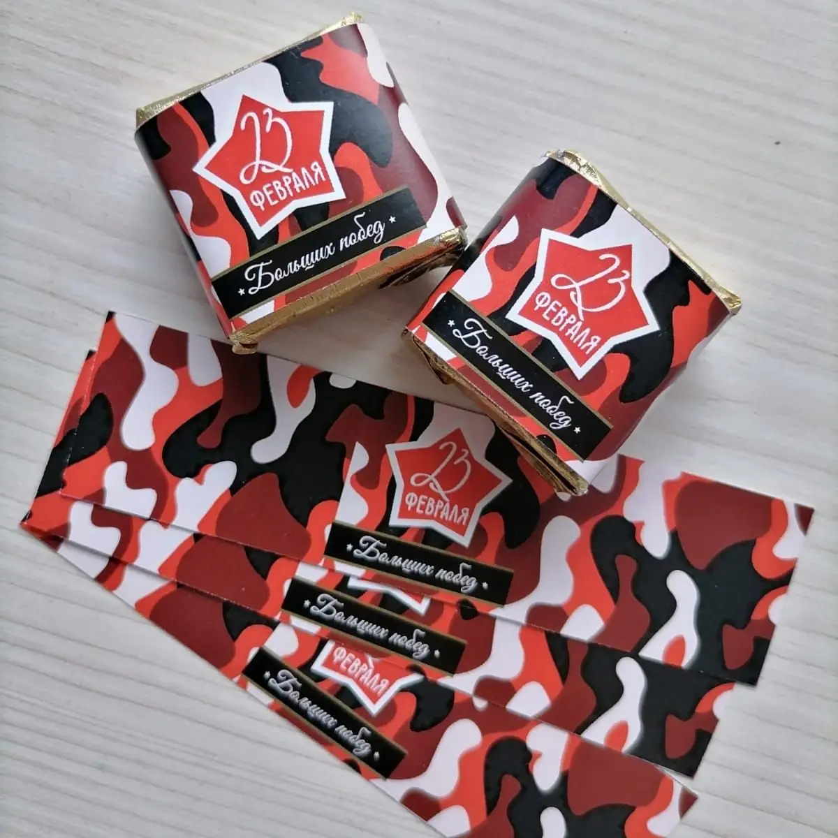 набор конфет на 23 февраля. леденцы на 23 февраля мальчикам. леденец на палочке. леденцы игрушечные. конфетки на 23 февраля.