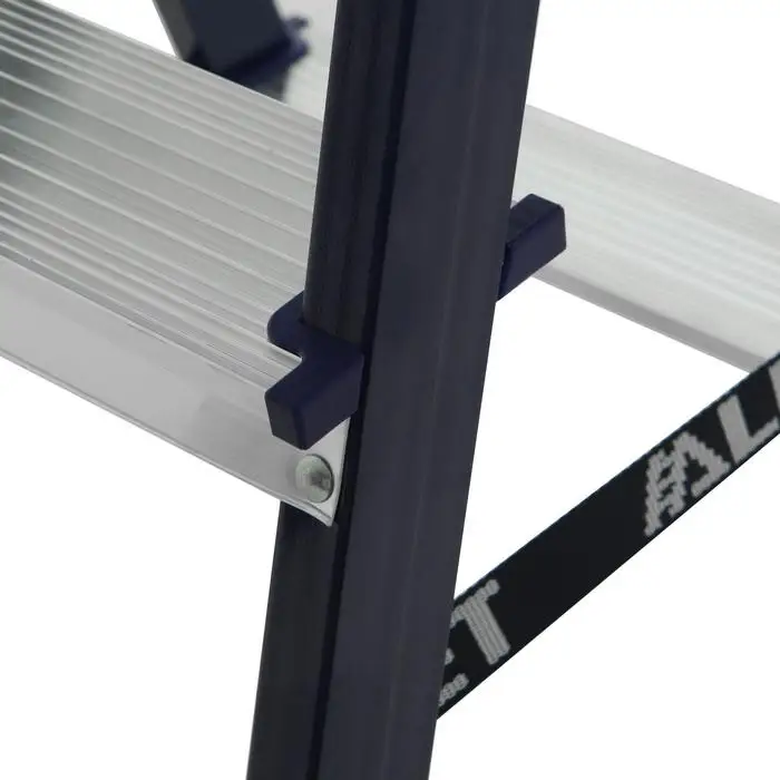 Стремянка 'Алюмет' комбинированная двухсторонняя 3 ступени 650 мм |