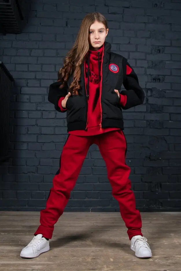 Стеганый детский жилет теплый двусторонний с нашивкой |
