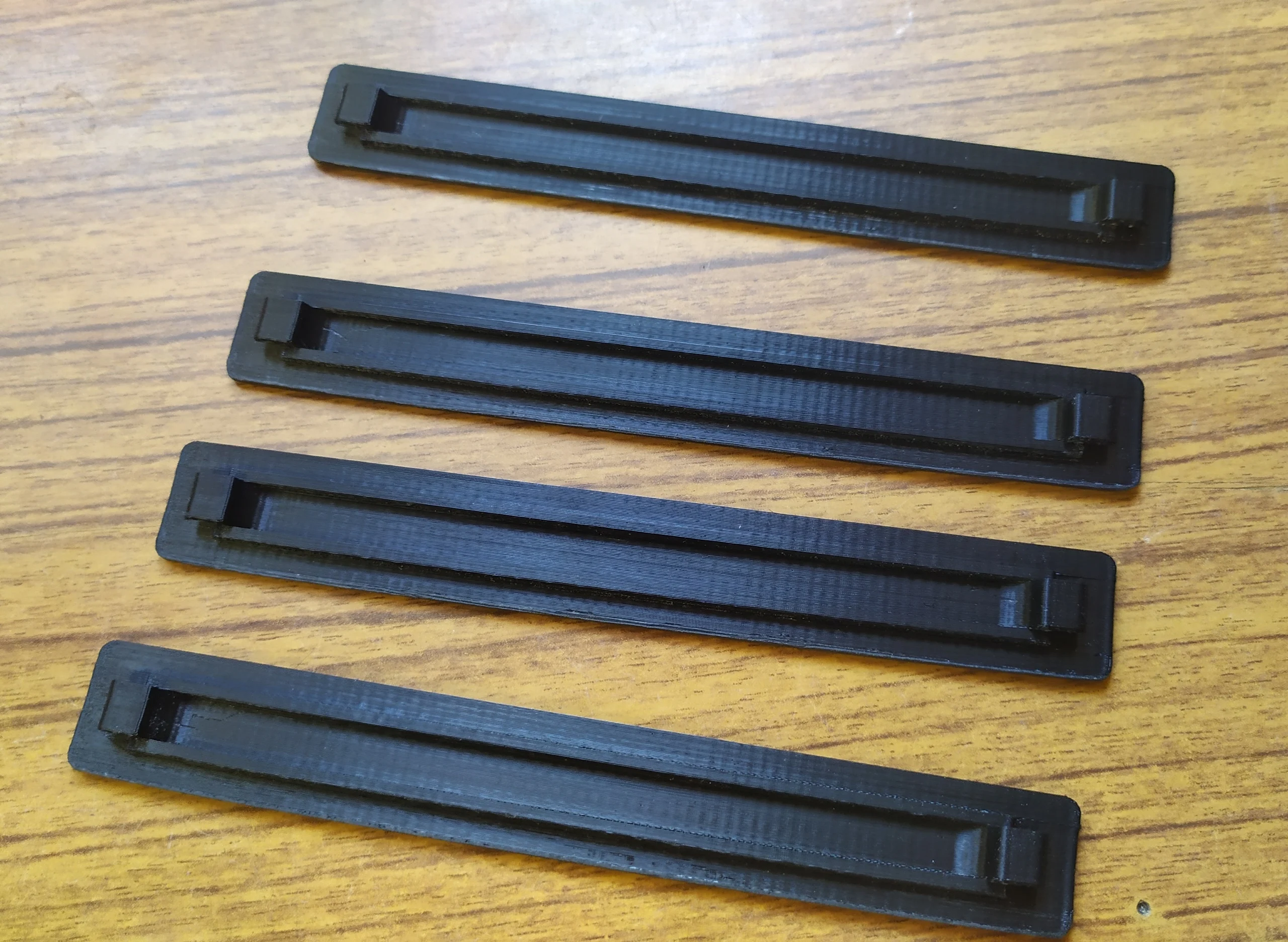 Заглушки на крышу форд фокус 2. Заглушка рейлинга форд фокус 2. Заглушка молдинга крыши форд фокус 2. Заглушка молдинга на крышу мазда 3. Passat b7 заглушки для крепления багажника.