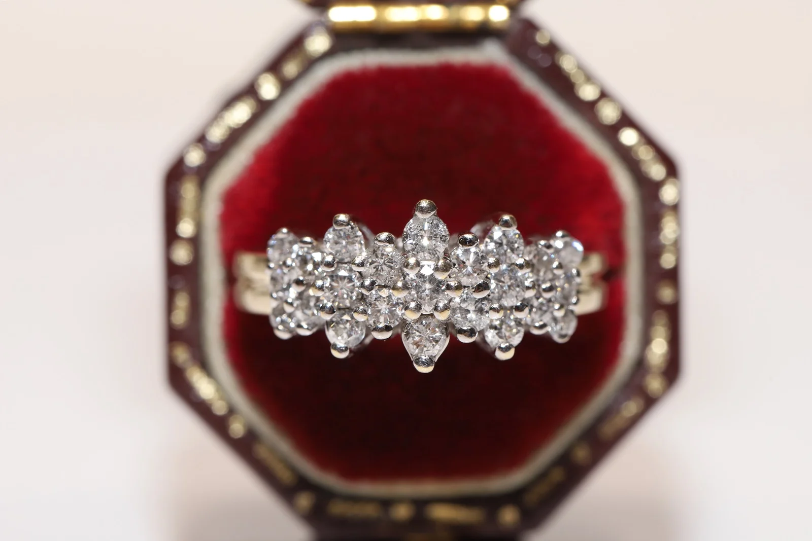 

Идеальное старое винтажное красивое кольцо из 18-каратного золота с натуральными бриллиантами