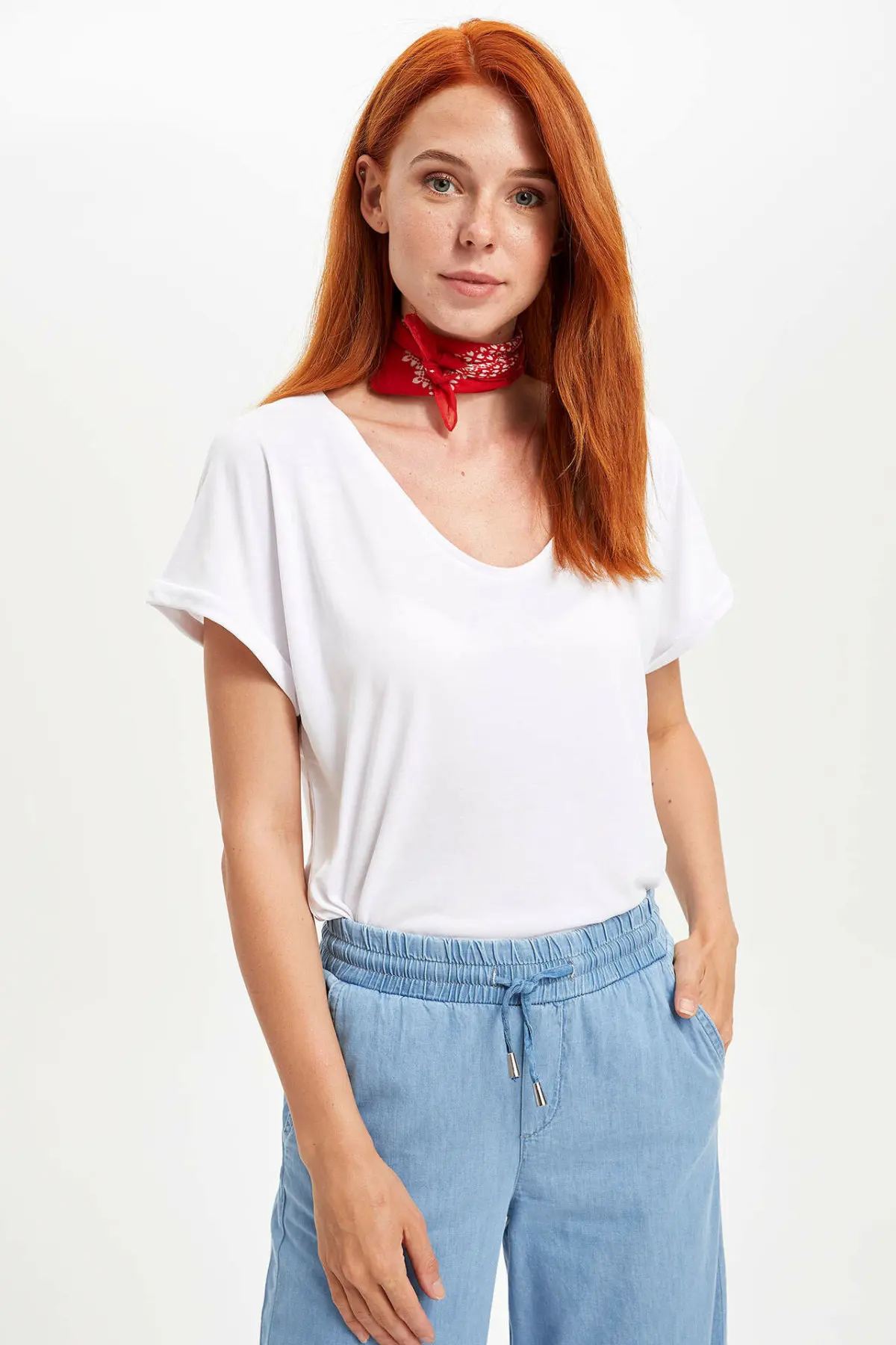 Женская свободная футболка DeFacto белая Повседневная с коротким рукавом и v