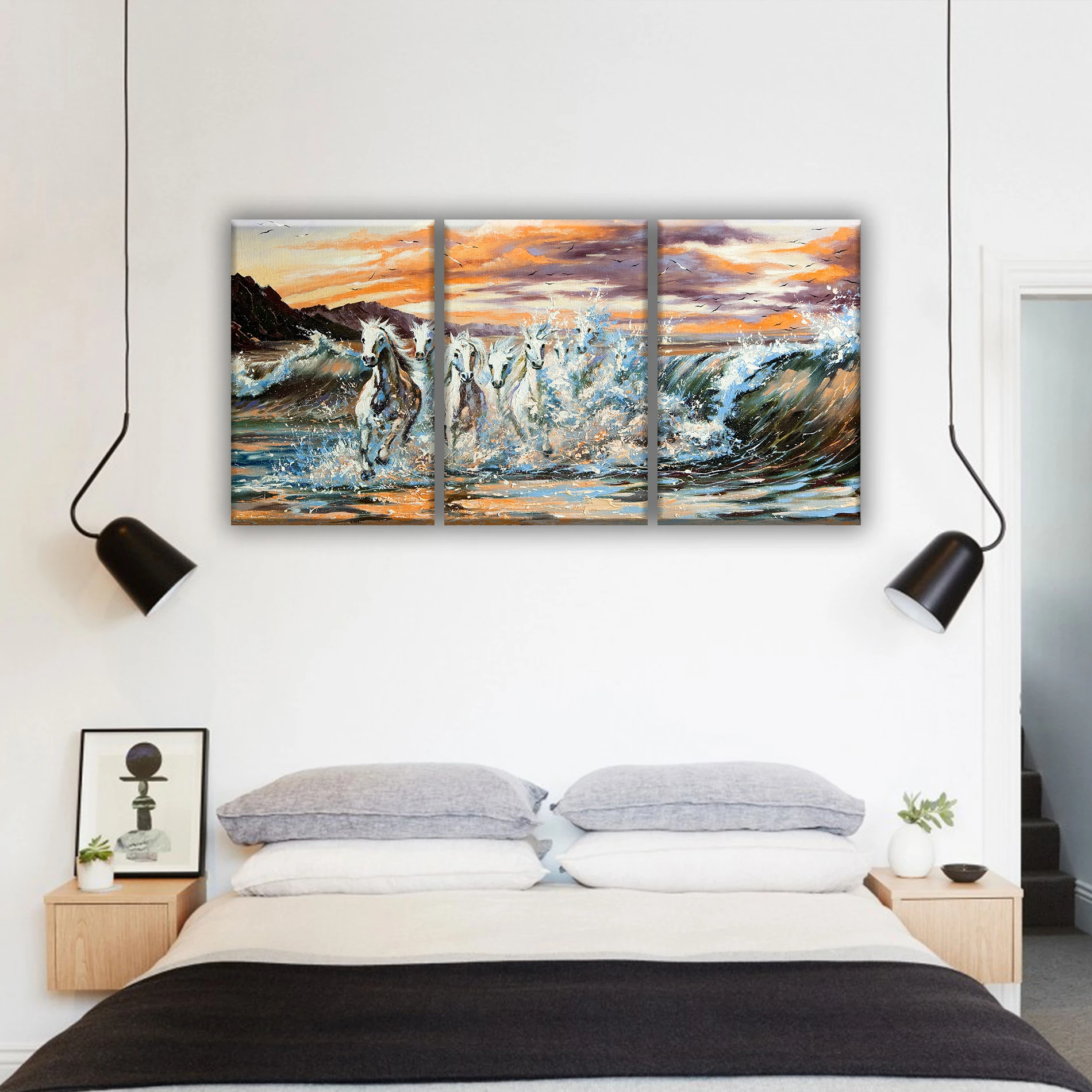 Трехмодульная горизонтальная картина на холсте. Рисунок стаи лошадей мчащихся