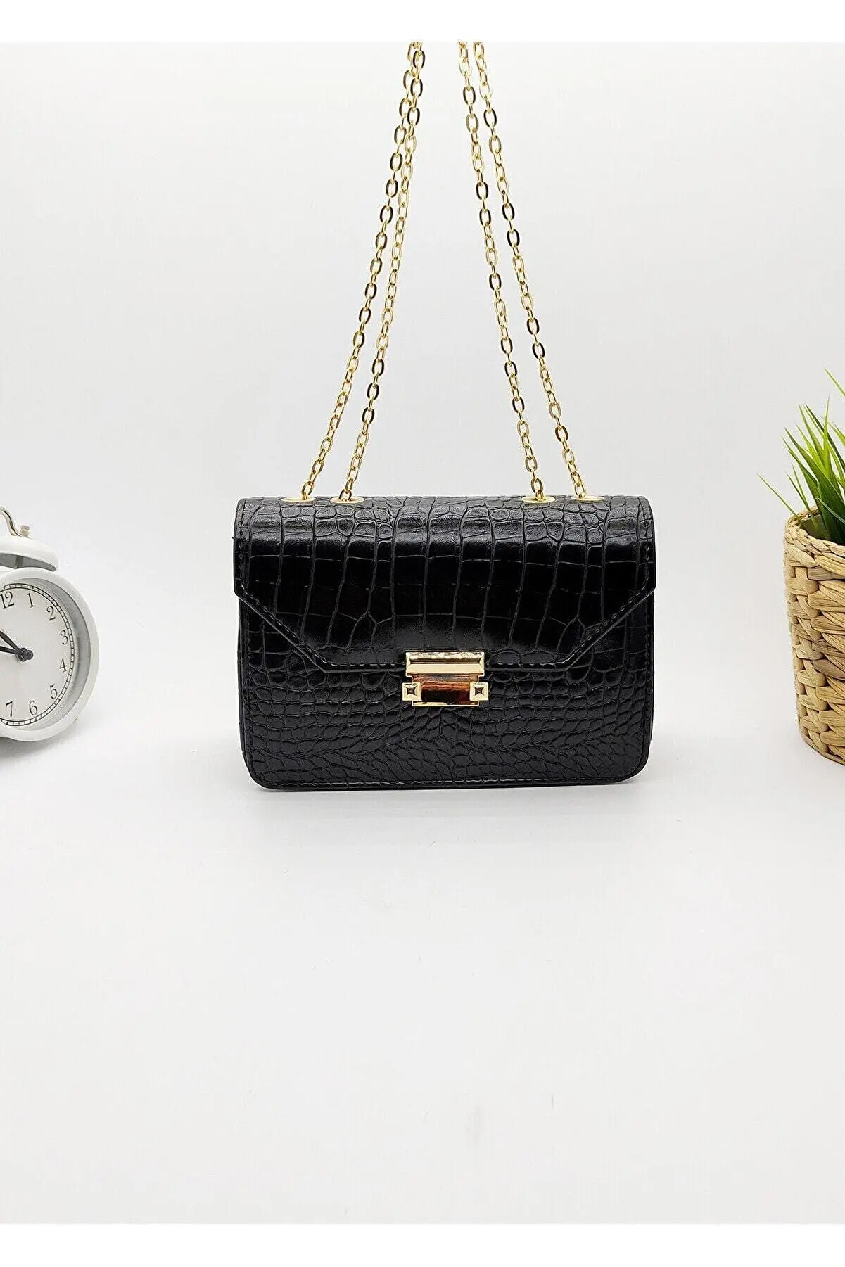 

Women's Crocodile Embroidery Chain Strap Bag Suitable for All Seasons