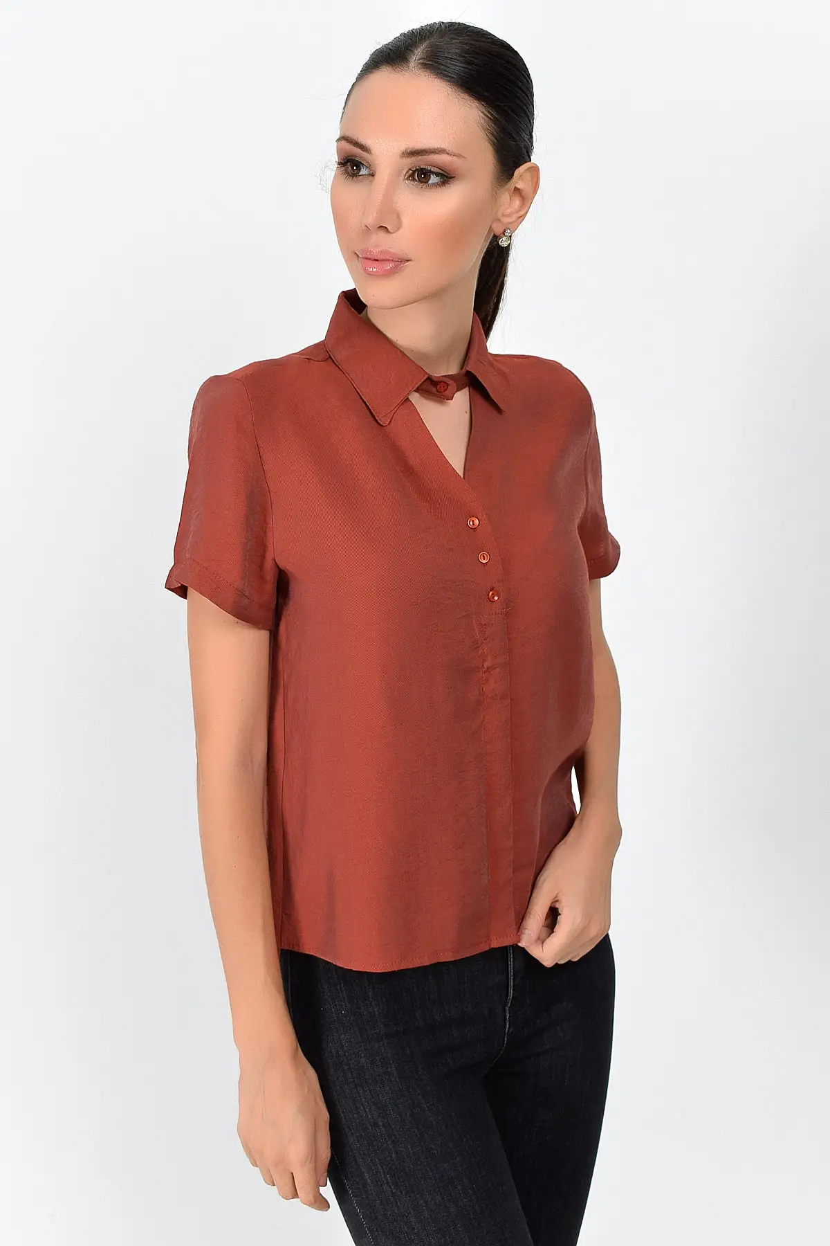 Хлопковая женская рубашка с коротким рукавом и воротником в подвальном стиле