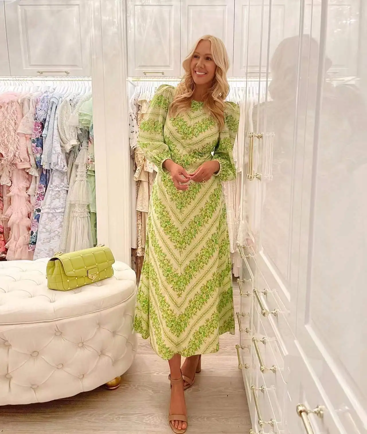 Женское платье на пуговицах с длинным рукавом и отложным воротником |