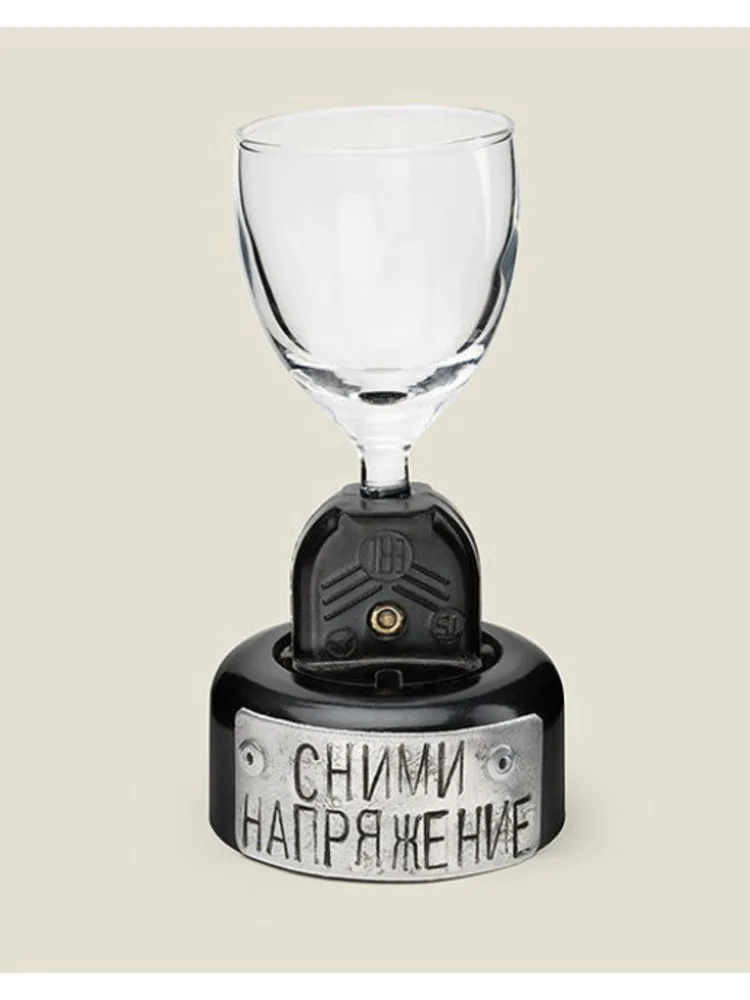 Сними напряжение рюмка. Стакан в виде лампочки. Подарок электрику на день рождения. Сними напряжение рюмка. Рюмка в розетке.