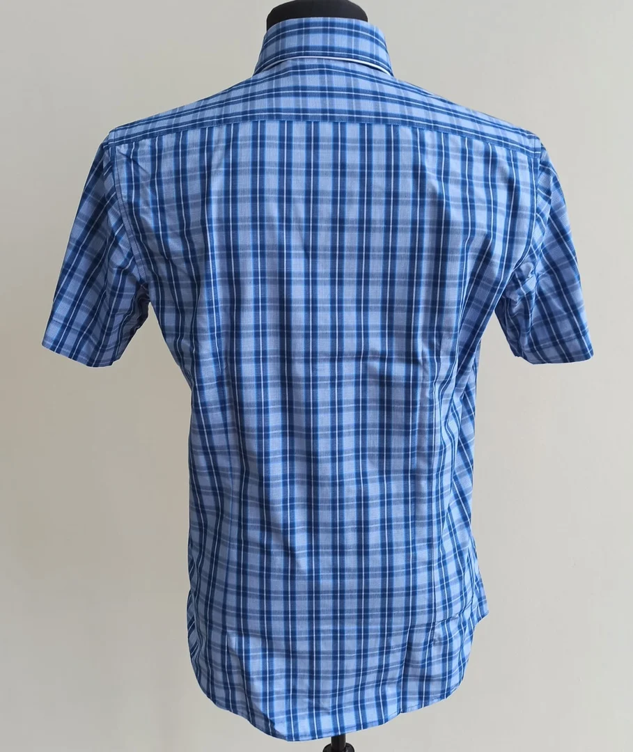Мужская летняя рубашка с коротким рукавом в клетку. Men's summer shirt with short sleeves in a cage. |