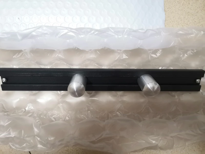 Перегородка для деревообработки с регулируемой фиксирующей пластиной блока