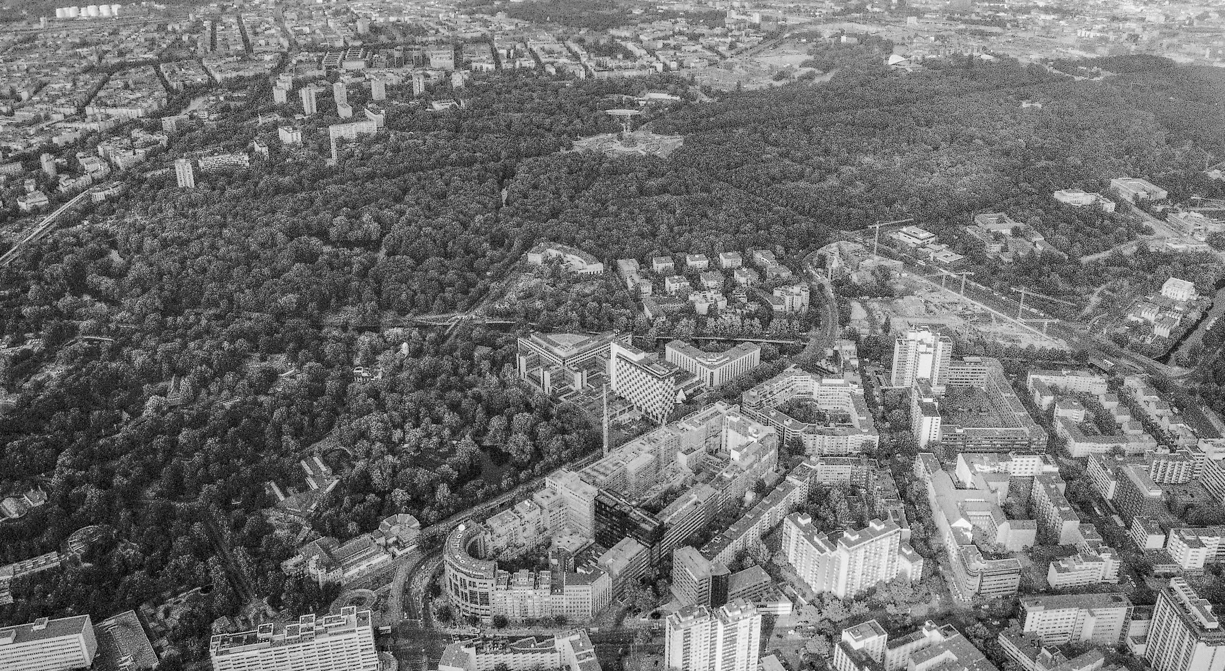 Книга Berlin: City Without Form: Strategies for a Different Architecture ISBN 9783869222745 | Канцтовары для офиса и дома