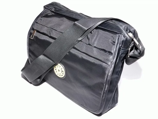 Сумка для документов оснащена регулируемым плечевым ремнём. Размер 20х26 см АА800-2 |