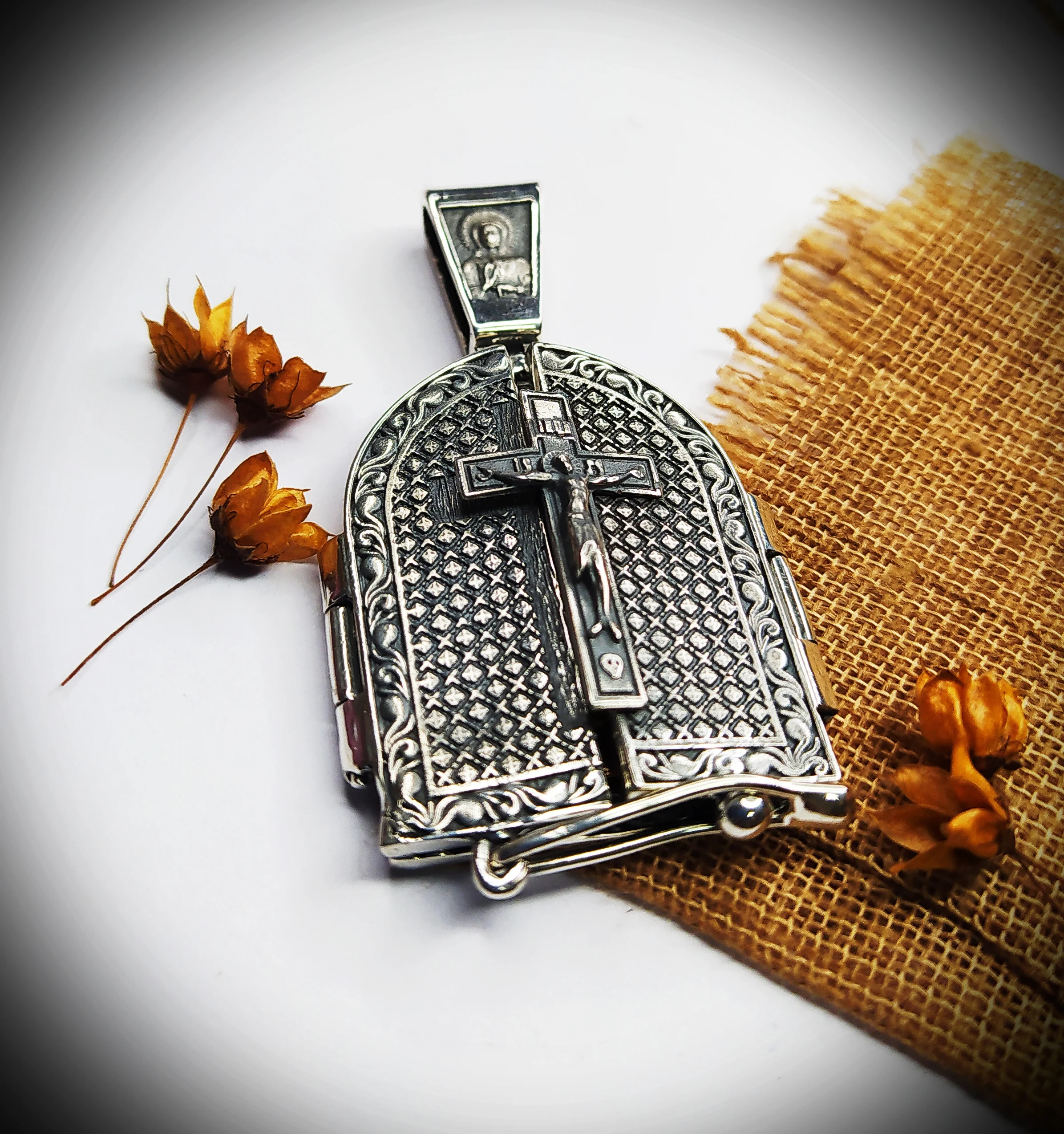 Нательный складень икона с ликами святого Николая и из серебря 925 пробы позолотой