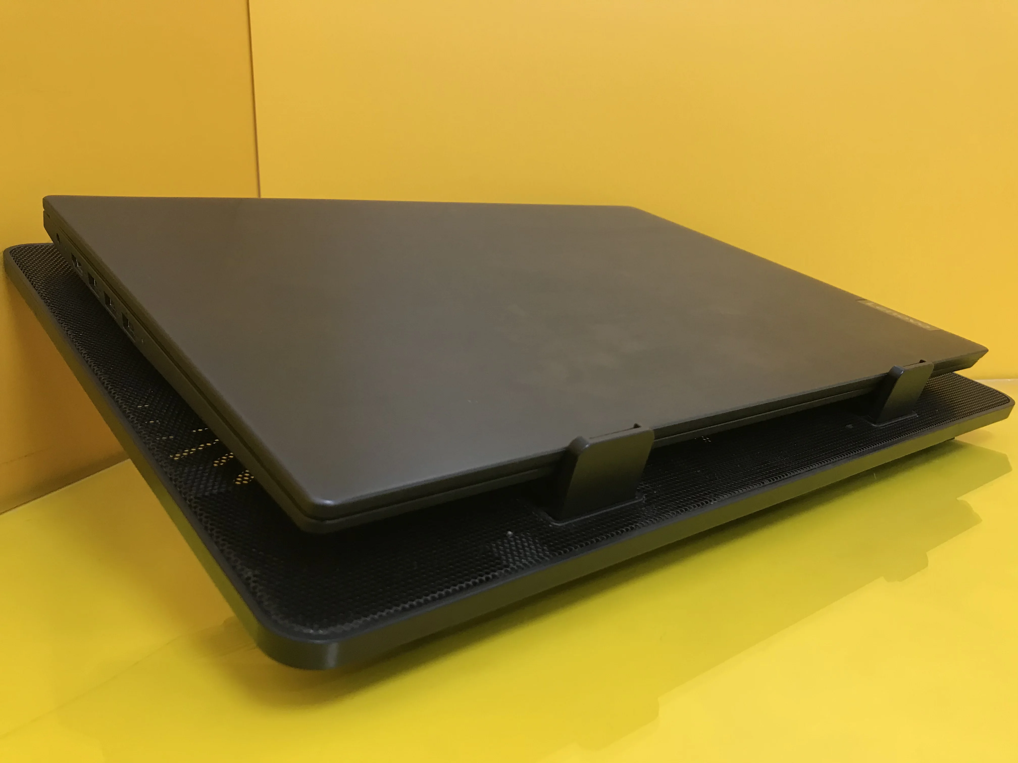 Laptop used Lenovo 15.6 &quot 1920x1080 AMD a6-9225 3.10GHz Radeon R4 graphics 4GB SSD 256GB |