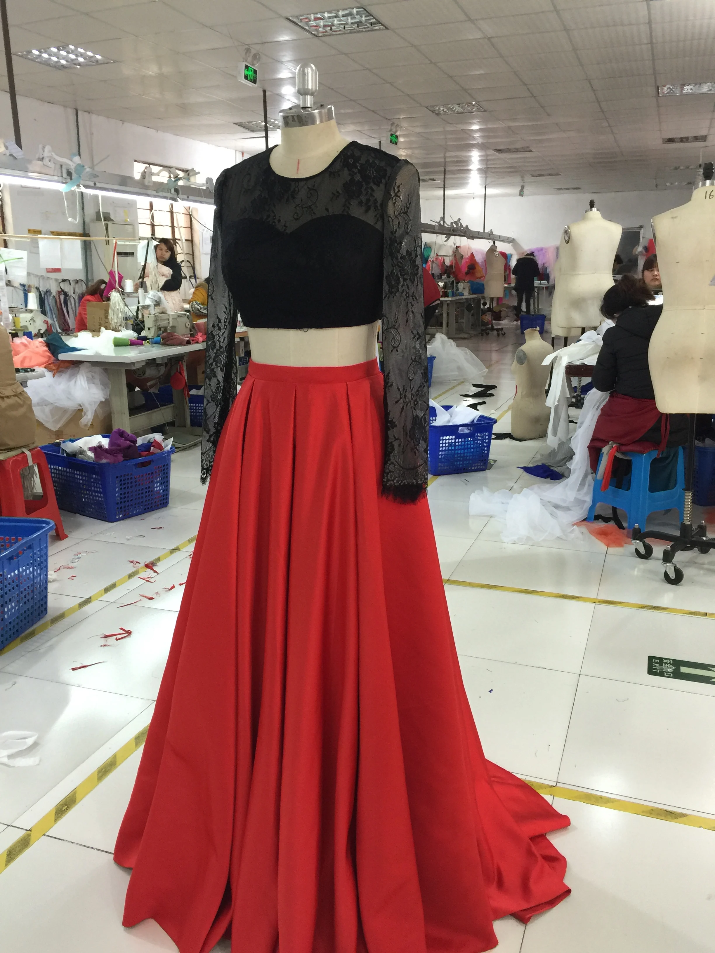 Атласное вечернее платье со шлейфом с длинным рукавом |