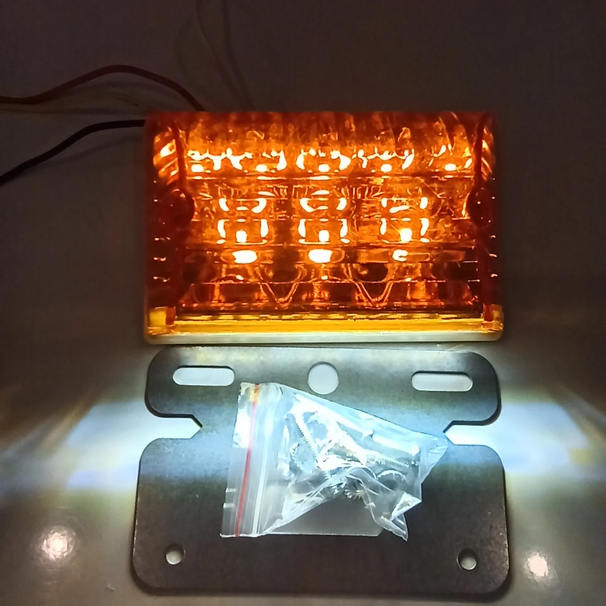 Фонари габаритные боковые для грузовиков 24В с подсветкой колеса белым вниз и