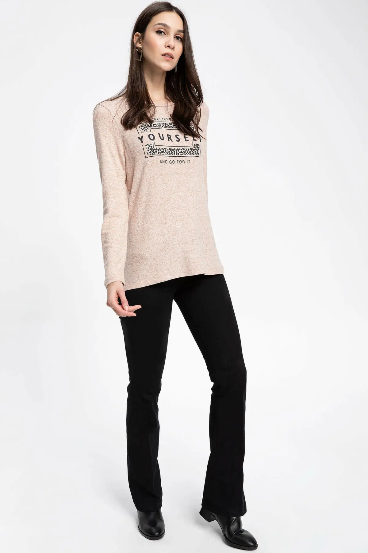 Женская футболка с длинным рукавом DeFacto стильная бежевого цвета буквенным