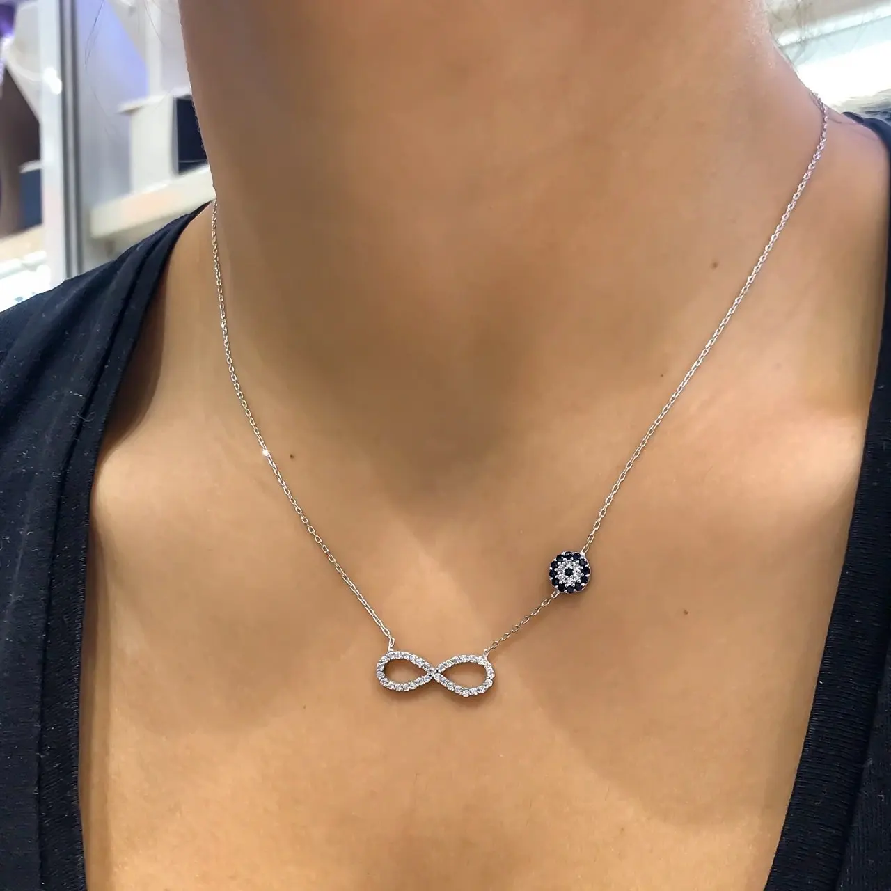 

Крошечное серебряное ожерелье бесконечности