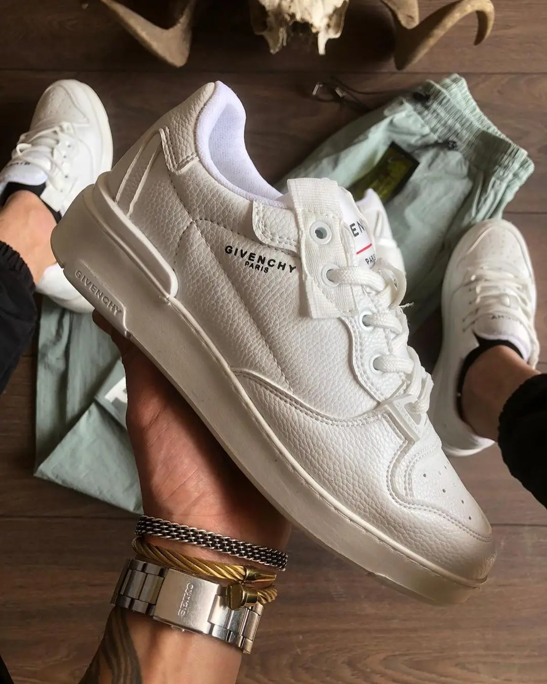 

Gvenchy-Paris the most stylish bracelet comfortable stylish comfortable daily use shoes white black color unisex men's shoes