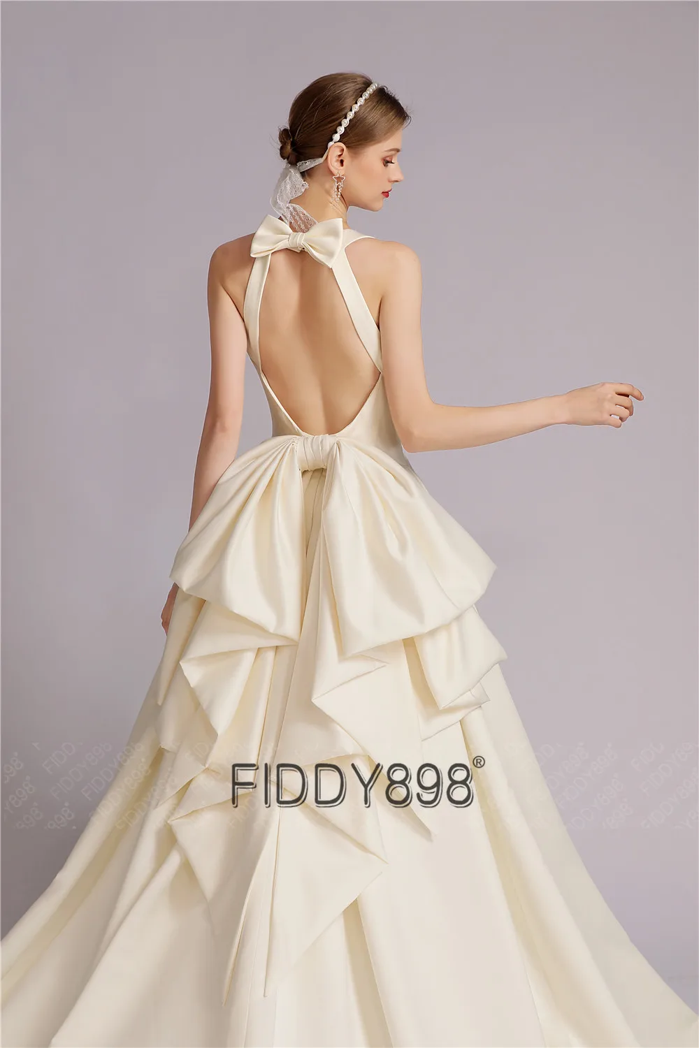 

Sexy Backless Wedding Dresses for Women 2021 Exquisite O-Neck Sleeveless Satin Long Train Bride Wedding Gown with Bow
