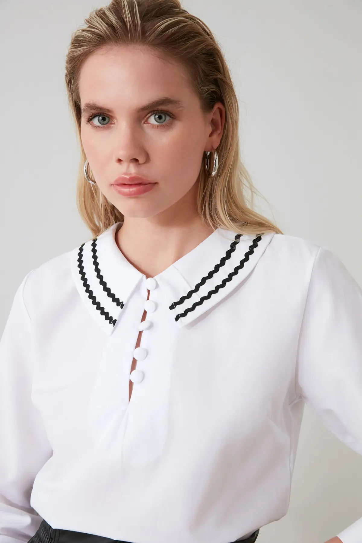 White Collar Detailed Bluz