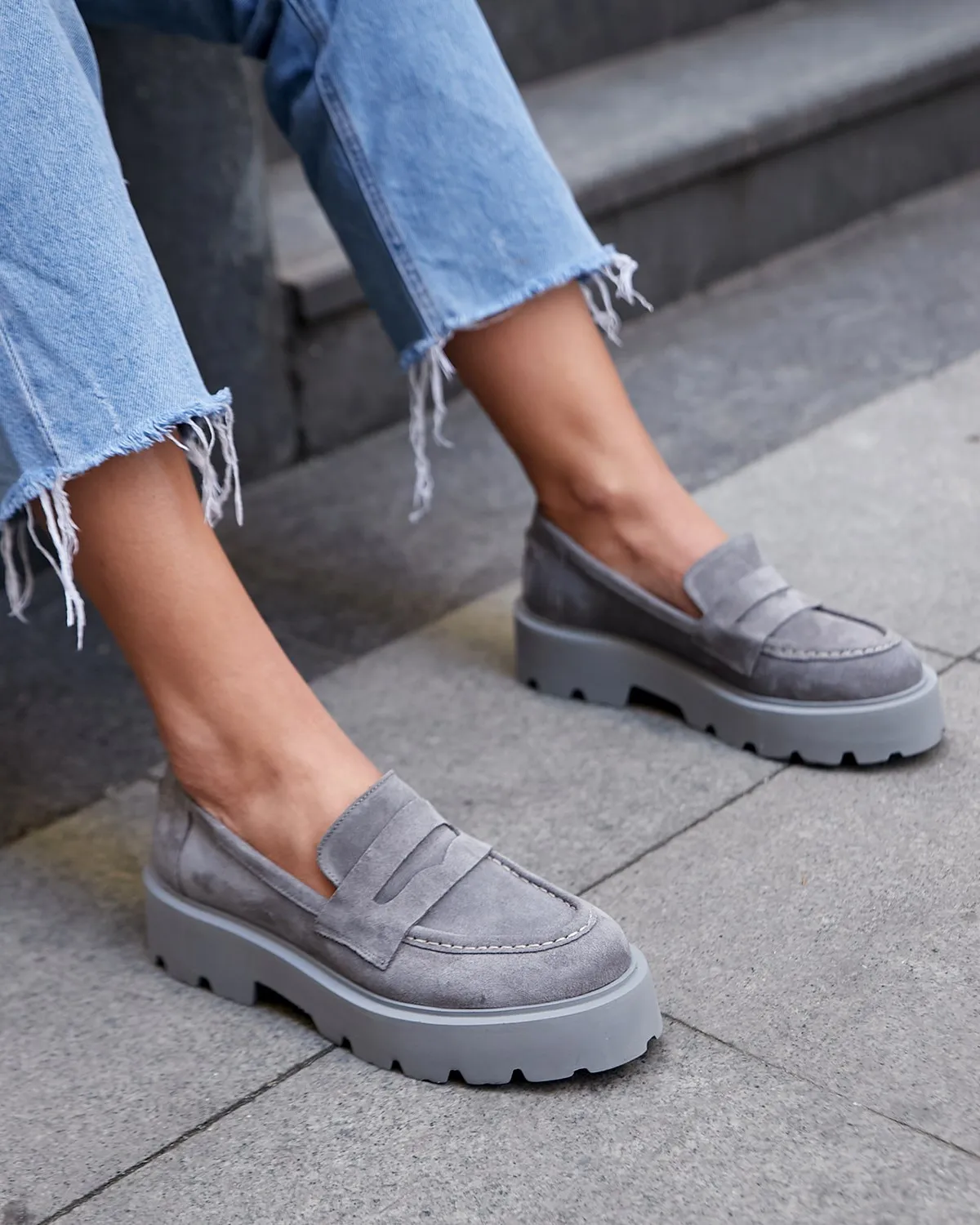 Женские замшевые лоферы из натуральной воловьей кожи на платформе с круглым