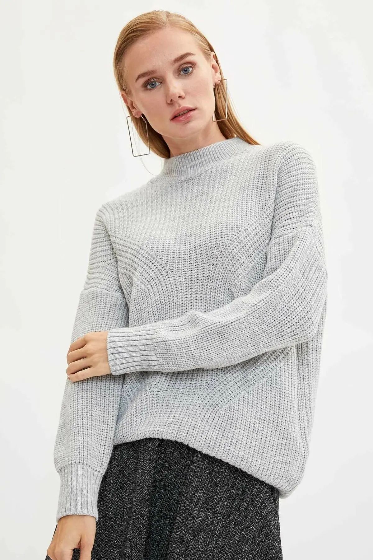 Женский пуловер с высоким воротником DeFacto светло серый Повседневный длинным
