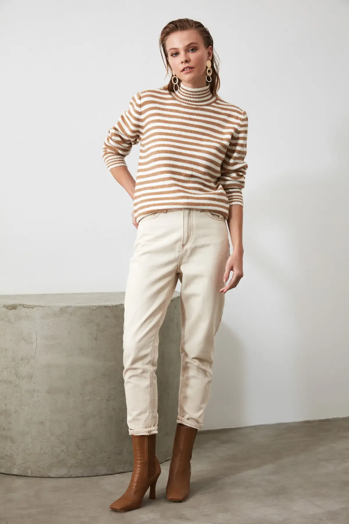

Trendyol Black Striped Knitwear Sweater TWOAW20FV0079