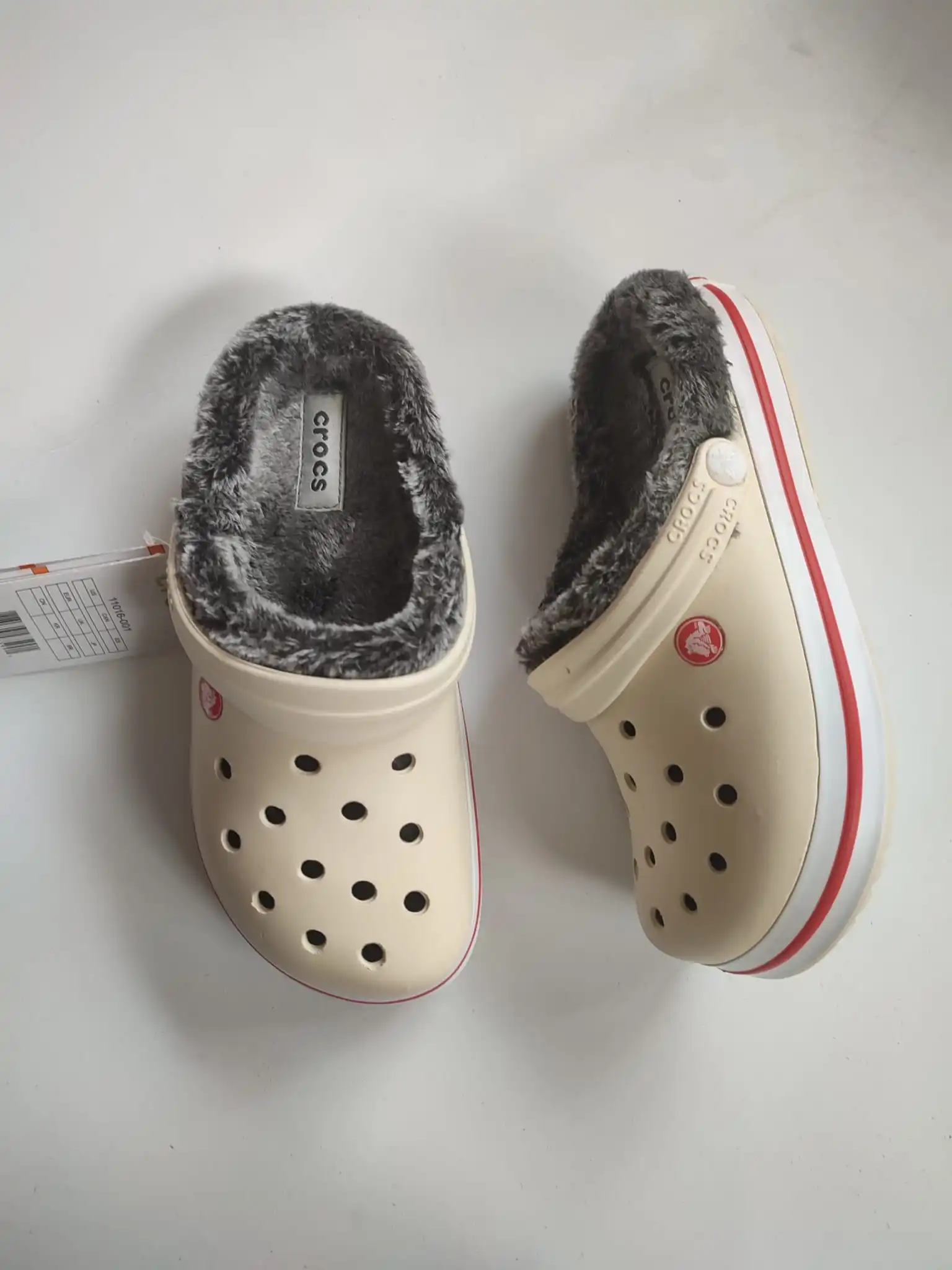 

2021 1st quality crocs slippers, unisex wool sole, fluffy comfortable soft perforated slippers for indoor and outdoor use