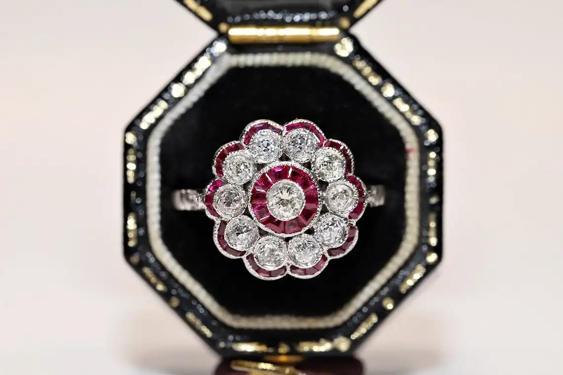 

Perfect Platinum Art Deco Natural Diamond and Caliber Ruby Stone Decorated Strong Ring