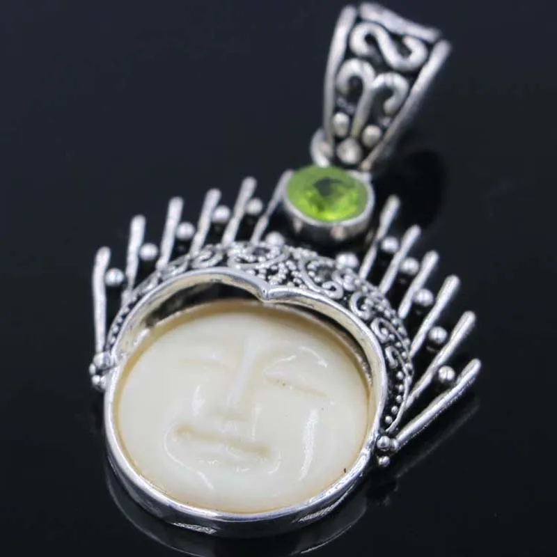 Кулон серебряный с изображением рубина перидота голубого топаза 12 г 50 х31 мм |