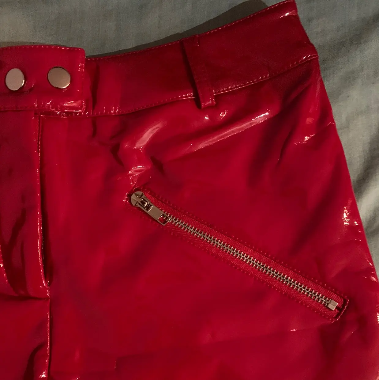 Mnealways18 falda de PU roja Punk, cremallera de Metal, botón, faldas  cortas para mujer, cuero 2019, Otoño, Mini falda de mujer, ropa de calle  femenina|Faldas| - AliExpress