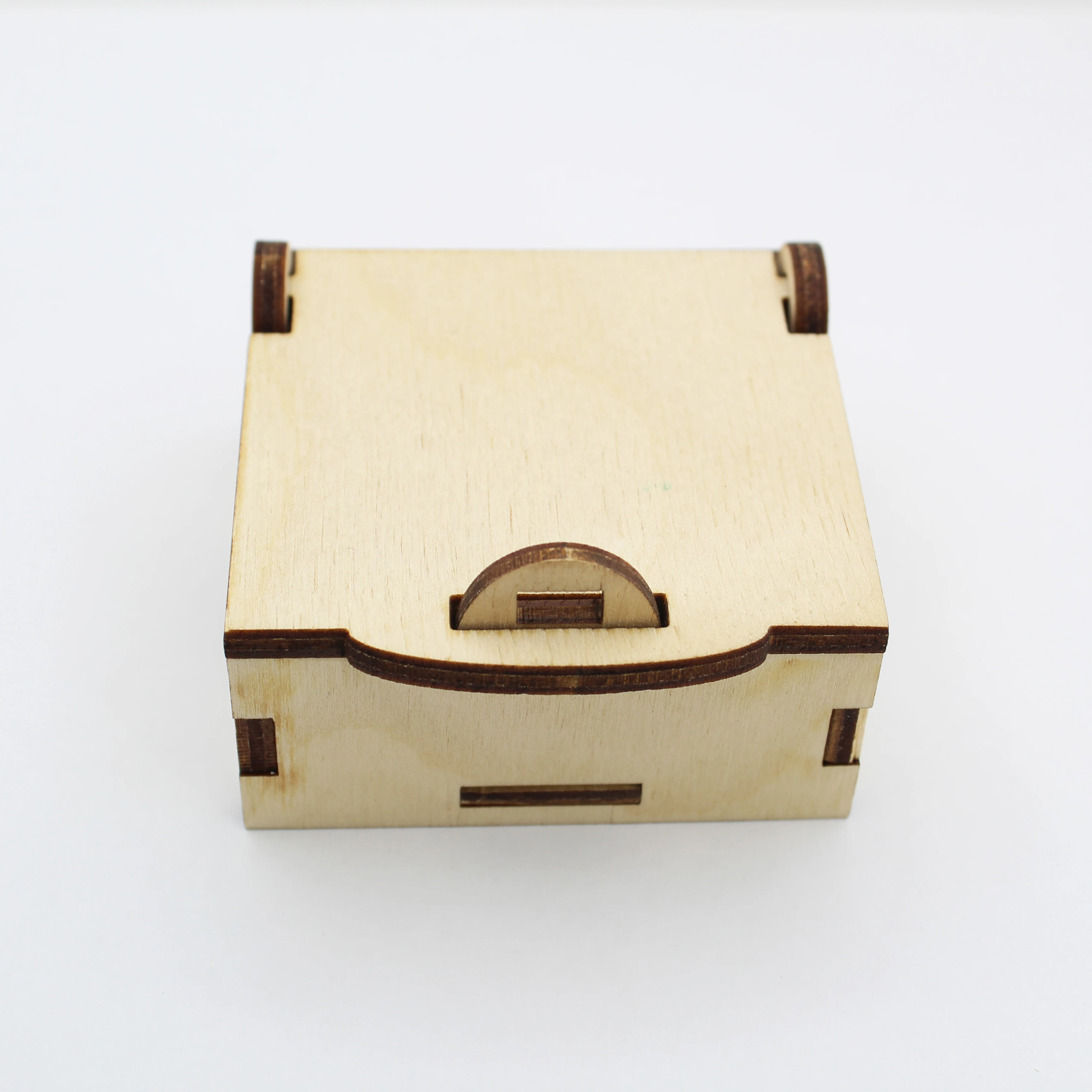 Деревянная коробка для украшений из фанеры подарочная |