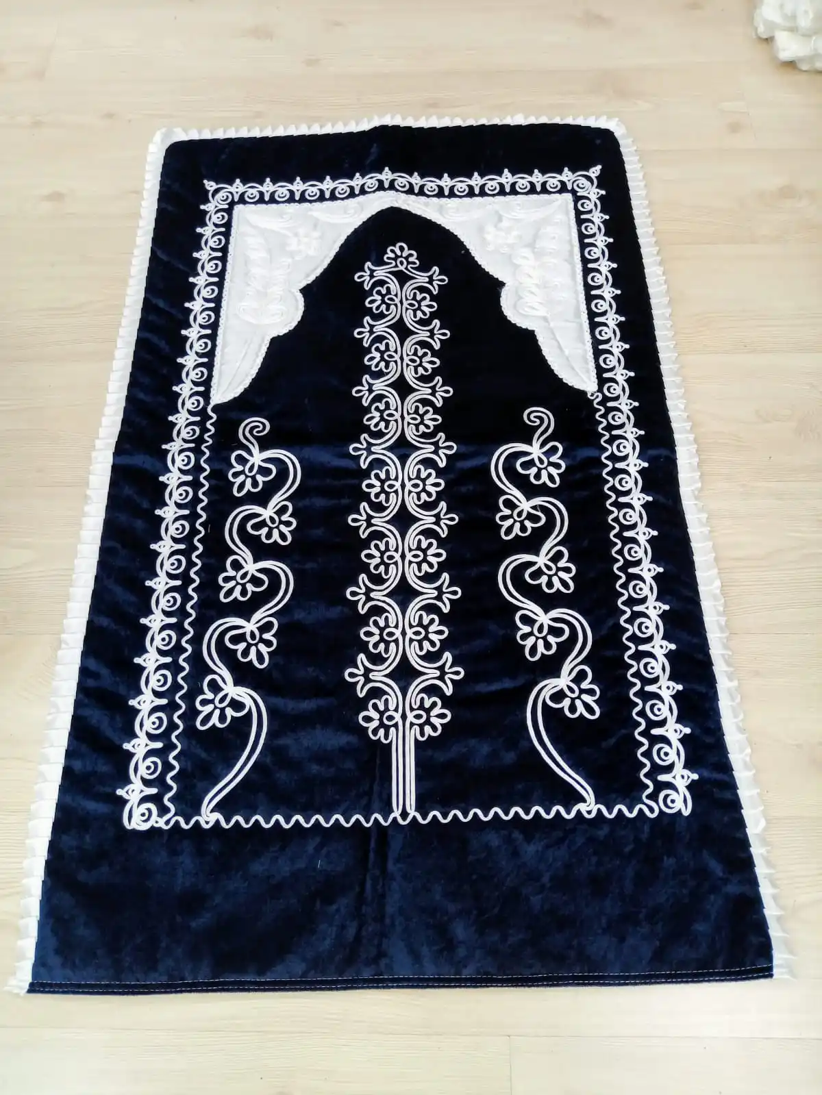 Velvet Prayer Rug – Navy Blue it is a single prayer rug