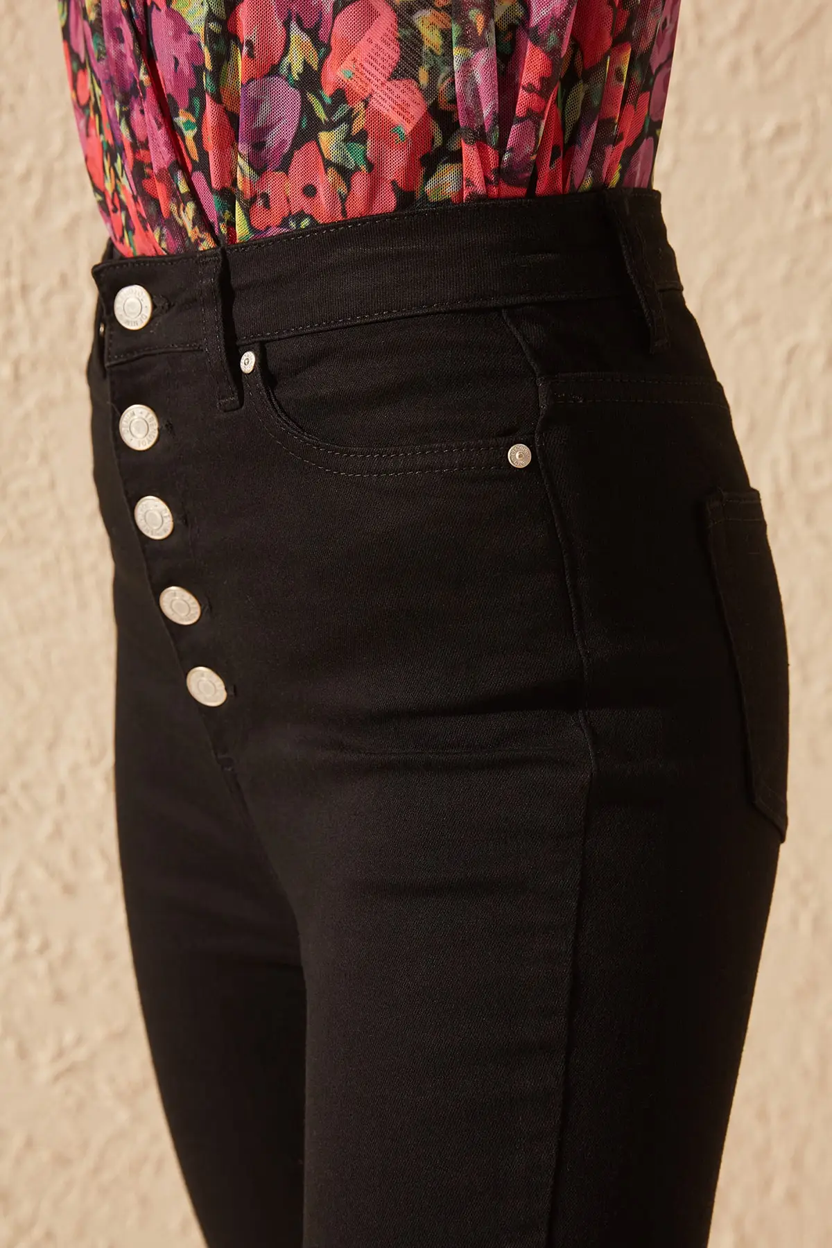 Черные узкие джинсы с высокой талией и пуговицами спереди TWOAW20JE0051| |